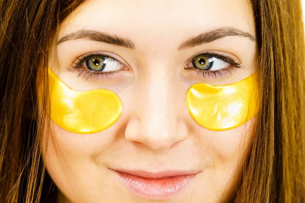 Mulher Aplicando Adesivos Colágeno Dourado Sob Olhos Máscara Removendo Rugas — Fotografia de Stock