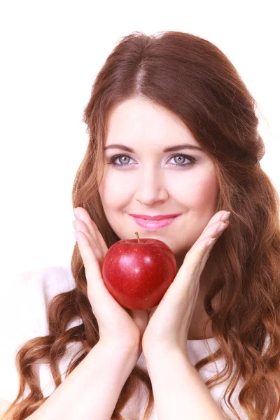 Kobieta Trzyma Ręku Czerwone Jabłko Blisko Twarzy Biały Zdrowe Odżywianie — Zdjęcie stockowe