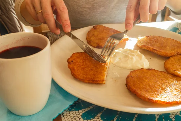 Deliziose Frittelle Patate Sul Piatto Con Panna Acida Tazza Piatto — Foto Stock