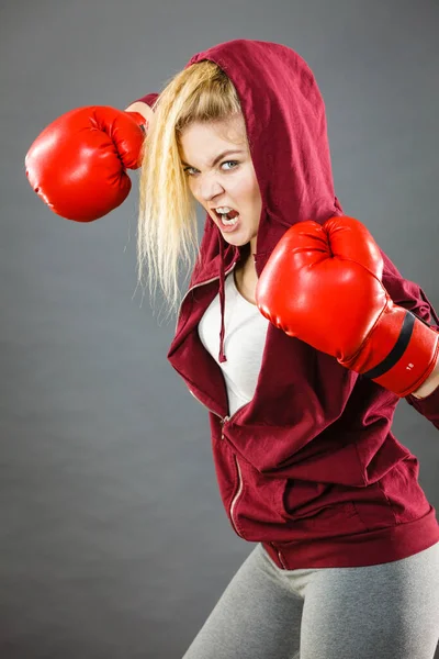 Sportovní Zlobí Určuje Žena Nosí Červené Boxerské Rukavice Boj Křik — Stock fotografie