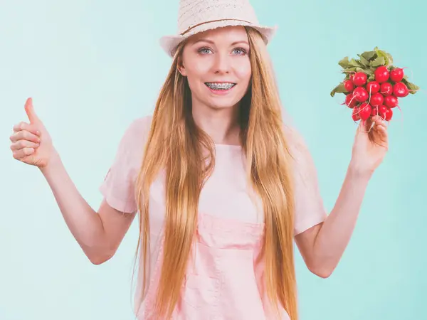 Счастливая Веселая Девушка Подросток Готовая Лету Розовом Наряде Шляпе Держа — стоковое фото
