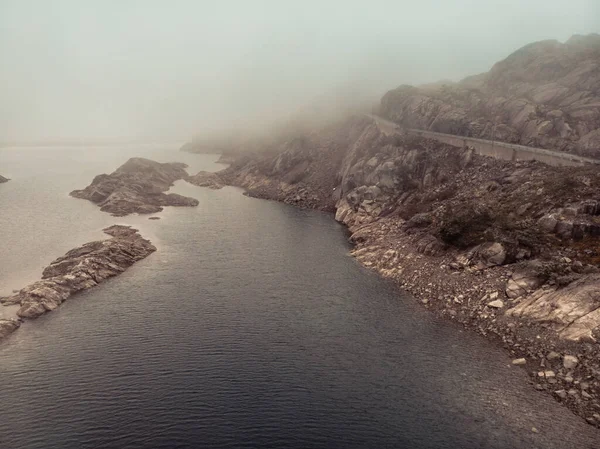 Taş Gölde Rocky Dağları Puslu Sisli Gün Norveç Yaz Manzara — Stok fotoğraf