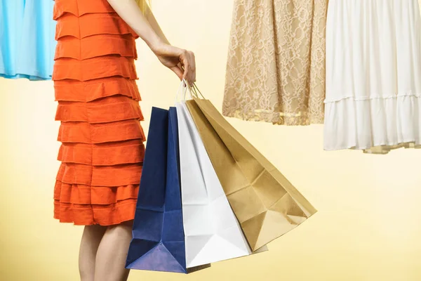 Unerkennbare Frau Kleiderladen Mit Einkaufstüten Die Das Perfekte Outfit Für — Stockfoto