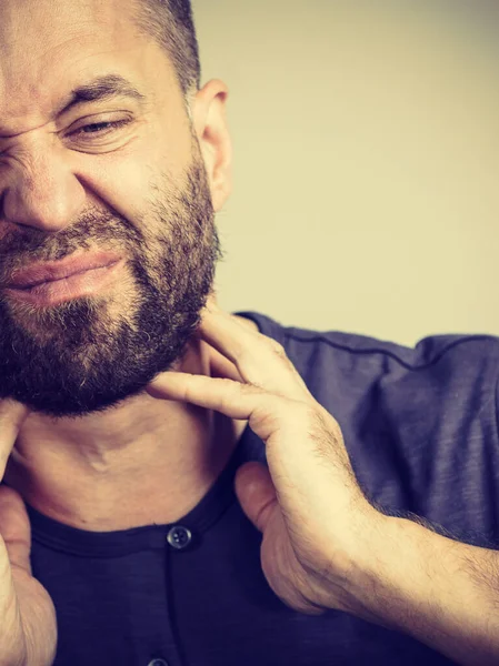 Homem Adulto Sentindo Dor Garganta Pescoço Gânglios Linfáticos Problemas Saúde — Fotografia de Stock