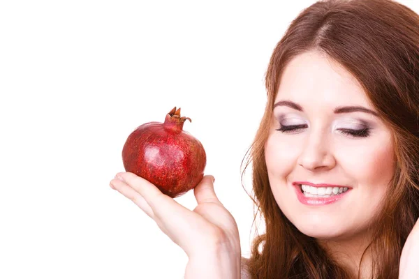 Kvinna Glad Brunett Flicka Som Håller Granatäpple Frukt Händerna Isolerad — Stockfoto