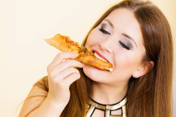 若い女性が熱い新鮮なピザスライスを食べる おいしいファーストフードの食事 イタリア料理の概念 — ストック写真