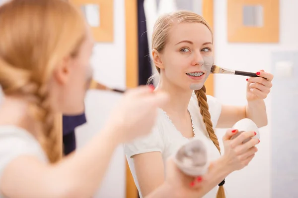 Hudvård Blond Kvinna Badrummet Tittar Spegeln Som Appliceras Med Borste — Stockfoto