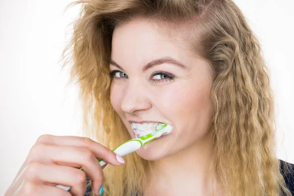 Mulher Escovando Dentes Limpeza Menina Positiva Com Escova Dentes Higiene — Fotografia de Stock