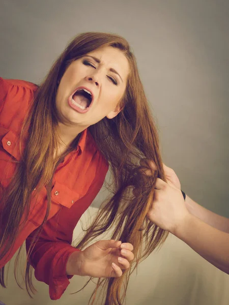 Menina Adolescente Tendo Uma Luta Terrível Alguém Está Puxando Cabelo — Fotografia de Stock