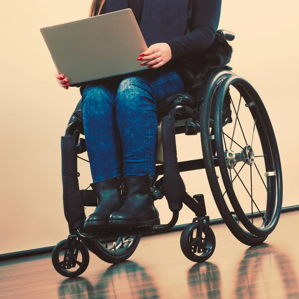 Tecnología Equipos Móviles Chica Discapacitada Con Computadora Portátil Mujer Joven — Foto de Stock