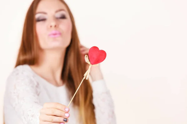 情人节礼物概念 美丽的女人抱着爱的标志 心形木制手棒送飞吻 工作室拍摄白色背景上 — 图库照片