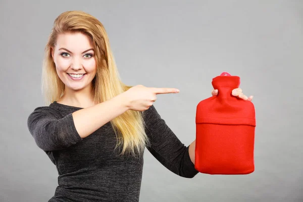 Mujer Sonriente Positiva Recomendando Botella Agua Caliente Caliente Cubierta Vellón — Foto de Stock