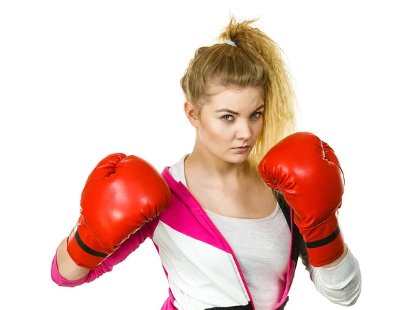 Sportovní Žena Červených Boxerských Rukavicích Bojuje Studio Záběr Bílém Pozadí — Stock fotografie