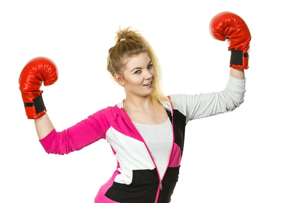 Mujer Deportiva Que Usa Guantes Boxeo Rojos Lucha Ganadora Estar — Foto de Stock