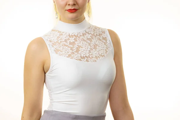 Onherkenbaar Vrouw Het Dragen Van Witte Top Met Gevetert Detail — Stockfoto