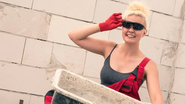 Een Vrouw Die Werkkleding Draagt Bouwplaats Het Mengen Van Cement — Stockfoto