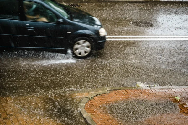 Chuva Cidade Carro Dirigindo Rua Durante Chuva Salpicos Água Derrames — Fotografia de Stock