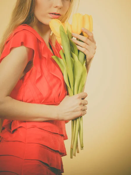 Krásná Mladá Žena Dlouhé Blond Vlasy Drží Žluté Tulipány — Stock fotografie