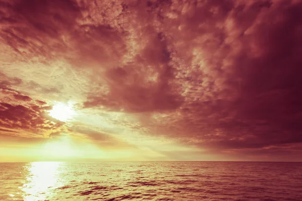 Pôr Sol Colorido Sobre Horizonte Mar Noite Céu Nuvens Cena — Fotografia de Stock