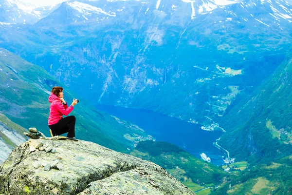 Туризм Подорожі Жіночий Турист Фотографується Фотоапаратом Насолоджуючись Фіордом Ґейранґера Гірським — стокове фото