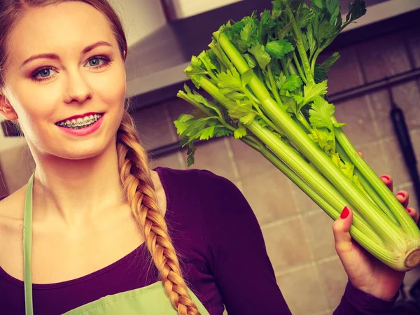 Vrouw Keuken Met Groene Verse Selderij Jonge Huisvrouw Kookt Gezond — Stockfoto