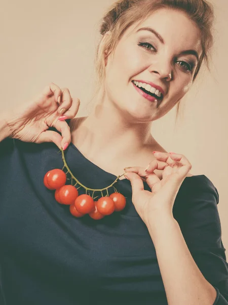 Verdure Biologiche Concetto Cibo Felice Donna Sorridente Positiva Possesso Pomodorini — Foto Stock