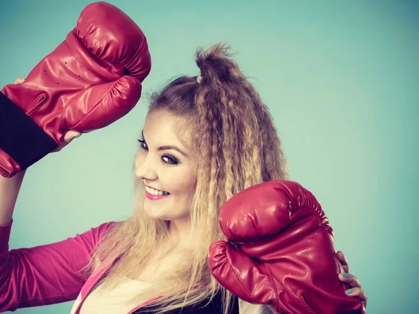 Funny Chica Rubia Boxeador Femenino Grandes Guantes Rojos Divertidos Jugando —  Fotos de Stock