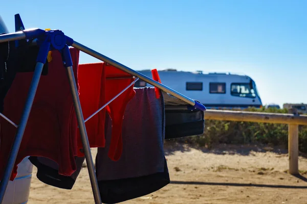 Kamperen Het Strand Avontuur Concept Kleding Opknoping Drogen Waslijn Buiten — Stockfoto