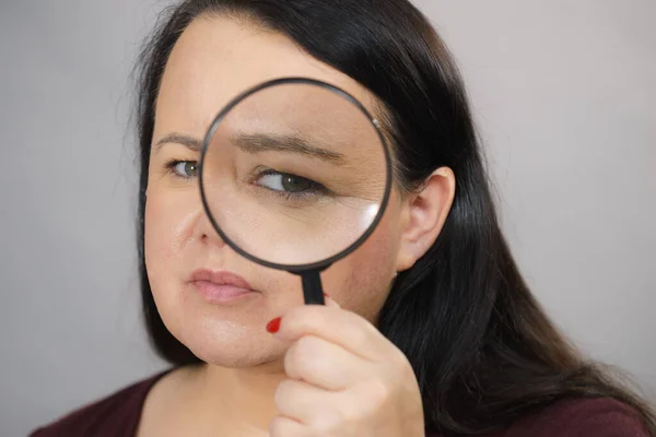 Mulher Adulta Segurando Lupa Investigando Algo Olhando Perto Tentando Encontrar — Fotografia de Stock