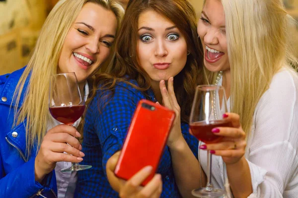 Щасливі Дівчата Найкращі Друзі Ють Алкоголь Нічному Клубі Пліткують Розмовляють — стокове фото