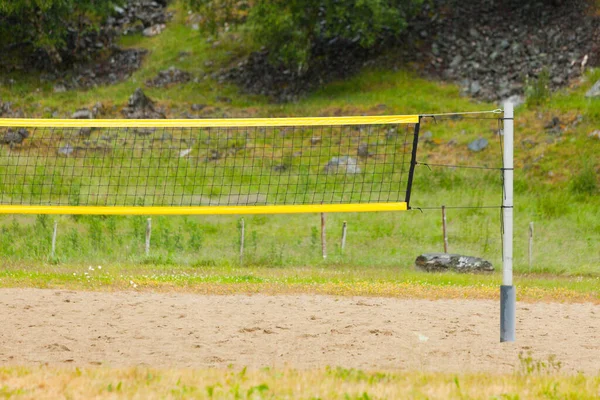 バレーボール黄色のネットとコートの屋外 緑の公園の森の背景を再生します スポーツ活動のコンセプト — ストック写真