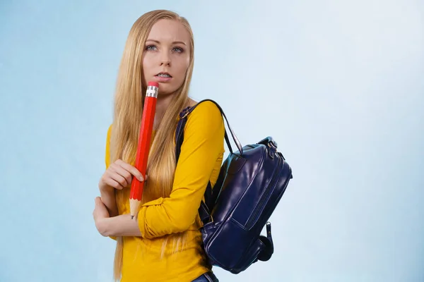 Mujer Joven Inteligente Que Escuela Universidad Que Usa Mochila Sostiene —  Fotos de Stock