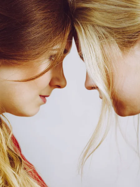 Две Девушки Смотрят Друг Друга Серьезно Дружба Сложные Отношения — стоковое фото