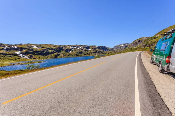 Αυτοκίνητο Κατασκήνωσης Στο Δρόμο Νορβηγικό Τοπίο Εθνική Τουριστική Διαδρομή Hardangervidda — Φωτογραφία Αρχείου