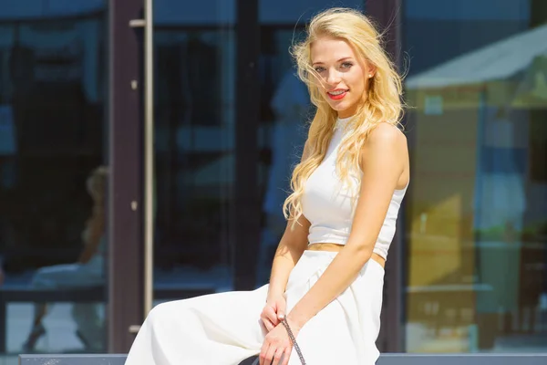 Verbluffend Mooie Elegante Modieuze Blonde Vrouw Buiten Vrouwen Dragen Witte — Stockfoto