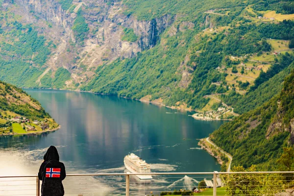 从Flydalsjuvet的观点看 穿着挪威国旗服装的游客在峡湾上欣赏风景 游轮旅行和旅行 — 图库照片