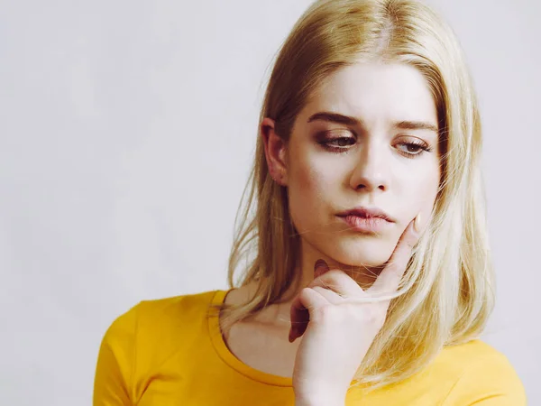 Young Woman Confused Thinking Seeks Solution Pensive Thoughtful Student Girl — Stock Photo, Image