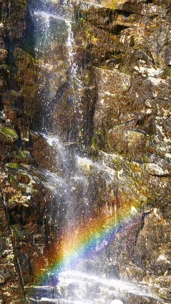 Рейнбоу Небольшой Водопад Скалистых Горах Рядом Паркингом Орнесвальде Норвегия — стоковое фото