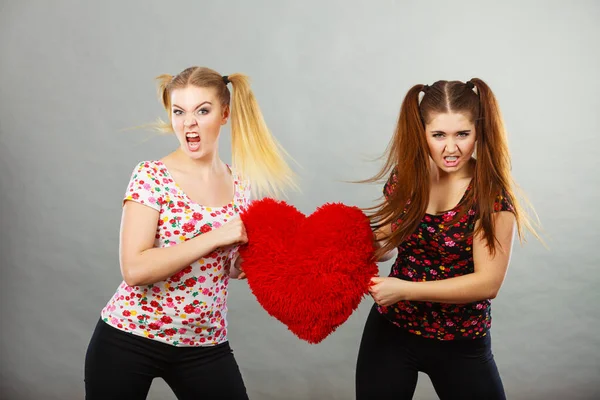 Дві Агресивні Молоді Жінки Підлітки Сперечаються Тягнучи Подушку Формі Серця — стокове фото
