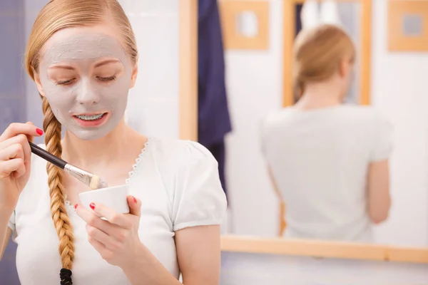 Huidverzorging Jonge Vrouw Met Borstel Grijze Klei Modder Masker Toepassen — Stockfoto