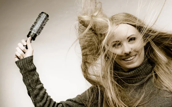 Mulher Loira Styling Seu Cabelo Muito Longo Adolescente Com Sopro — Fotografia de Stock