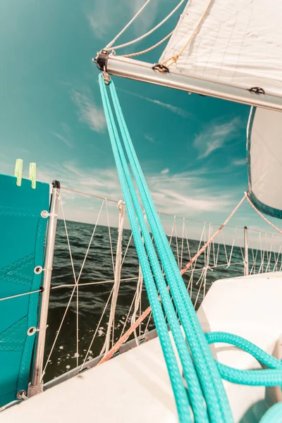 Yates Barco Vela Durante Soleado Clima Verano Tranquilo Agua Azul —  Fotos de Stock