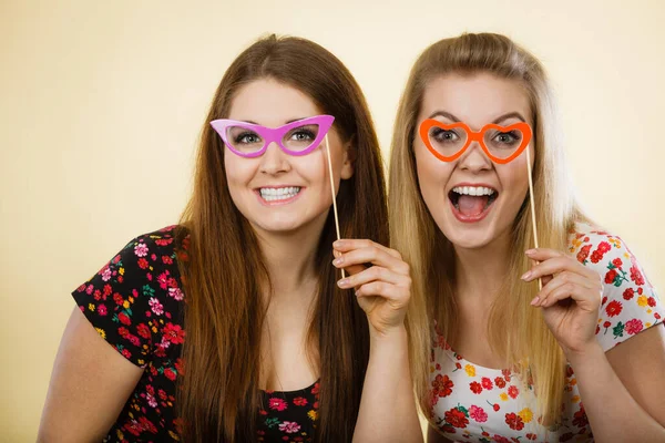 Dos Mujeres Felices Sosteniendo Anteojos Falsos Palo Que Divierten Usando — Foto de Stock