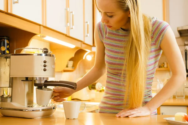 Kobieta Kuchni Robi Gorącą Kawę Automatu Barista Domu — Zdjęcie stockowe