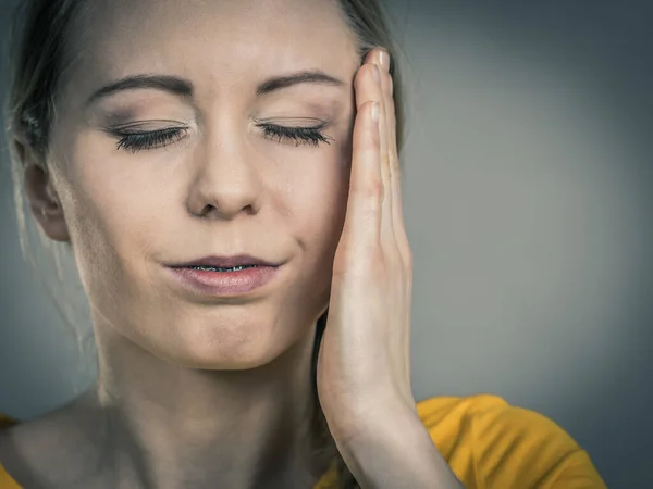 大きな痛みを感じて恐ろしい頭の痛みに苦しむ深刻な Migrene を持つ若いブロンドの女性 — ストック写真