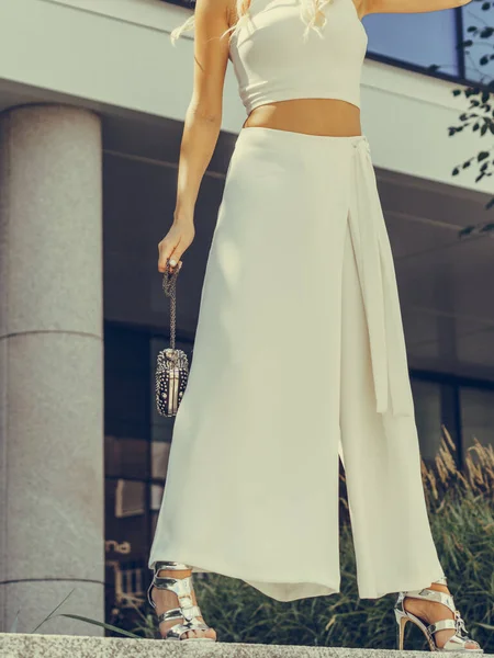 Элегантная Неузнаваемая Женщина Представляющая Модный Городской Наряд Белый Топ Брюки — стоковое фото