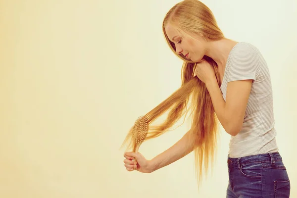Femme Blonde Avec Brosse Peigner Ses Cheveux Très Longs Désordonnés — Photo