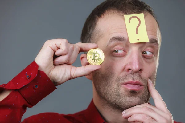 Aikuinen Mies Kyseenalaistaa Kryptovaluutan Jolla Epäilyttävä Merkki Päässään Bitcoin Symboli — kuvapankkivalokuva