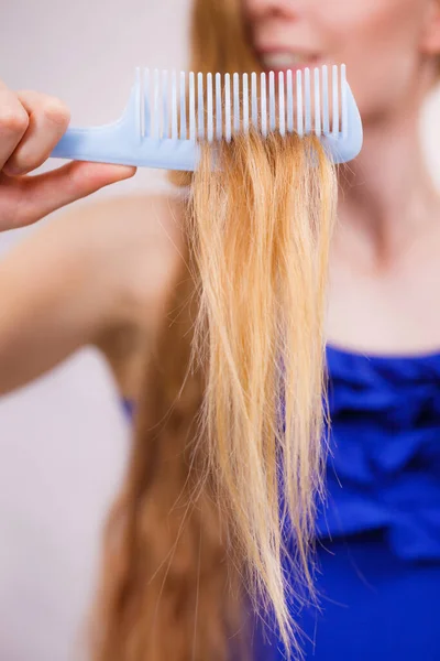 Cuidado Com Cabelos Menina Loira Mostrando Seu Cabelo Saudável Termina — Fotografia de Stock