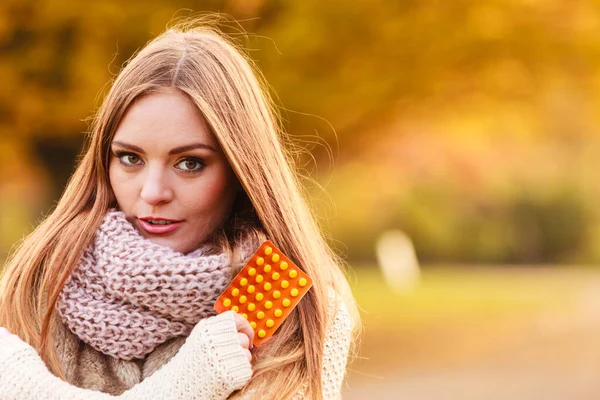 健康概念 女子与秋天所需的维生素 吸引力的淑女 留着长头发 穿着温暖的秋季服装 — 图库照片